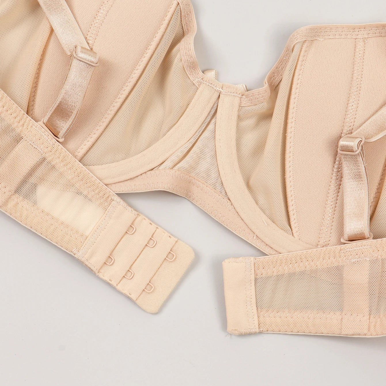 Biustonosz z trzema poziomami regulacji obwodu