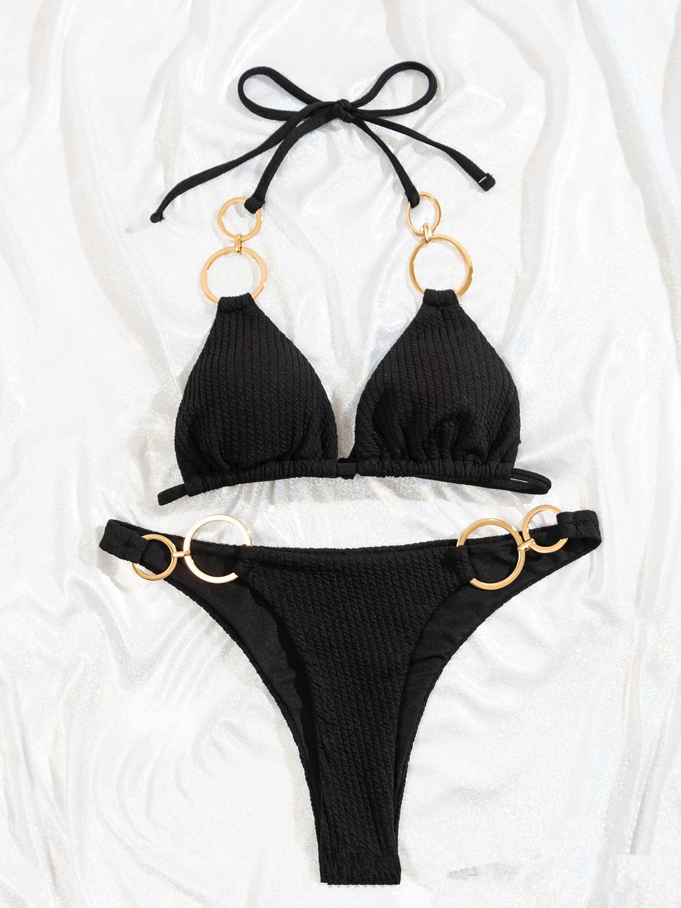 Bikini z ozdobnymi kółeczkami