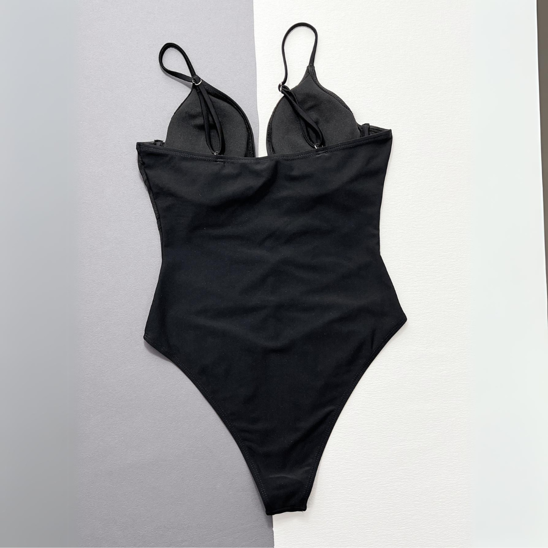 Jednoczęściowy strój kąpielowy z regulowanymi ramiączkami