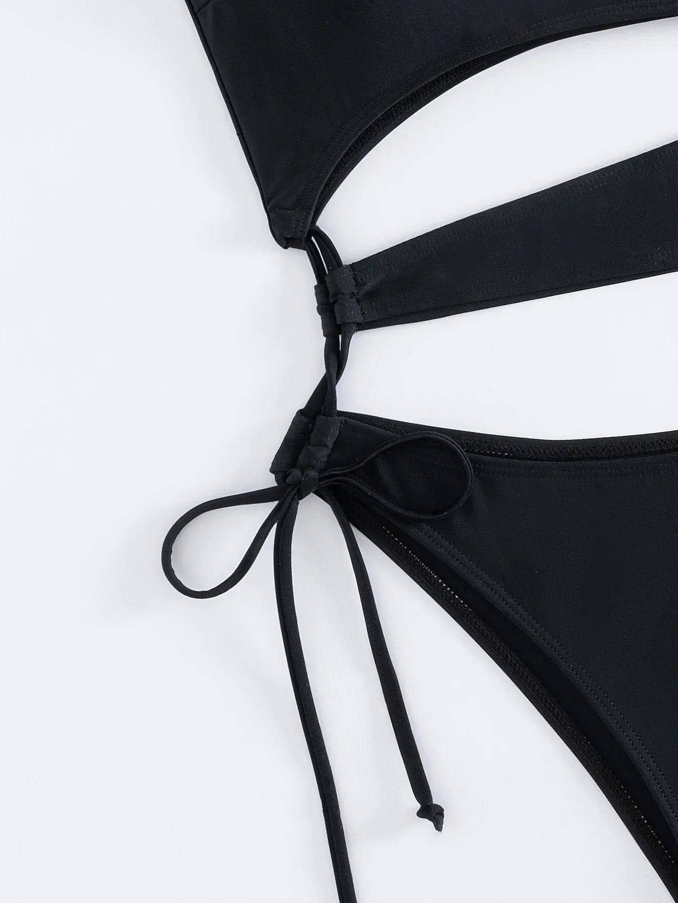 Monokini z praktycznym wiązaniem w talii