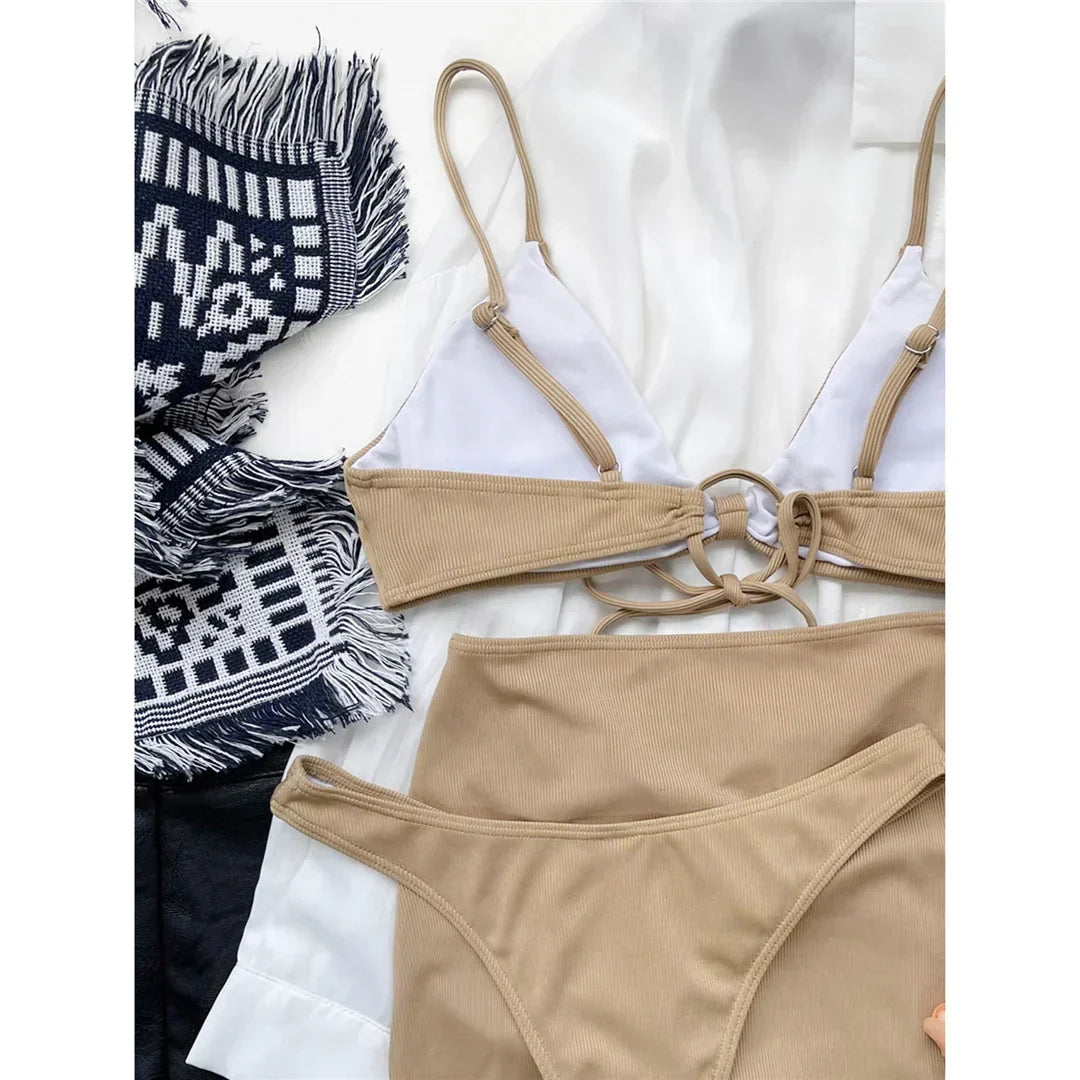 Dwuczęściowy strój kąpielowy z falbaną