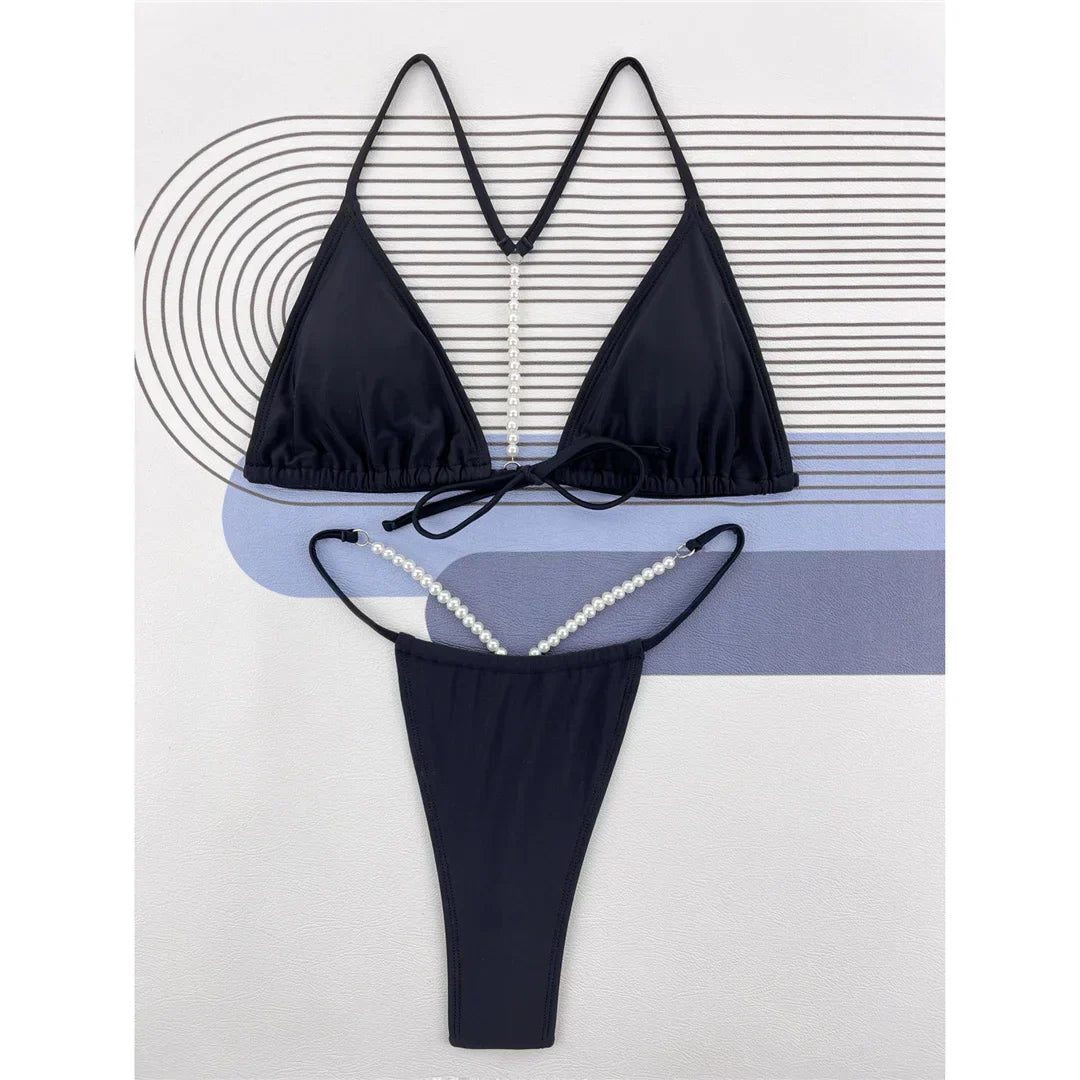 Bikini z dekoracyjnymi perłami na plecach