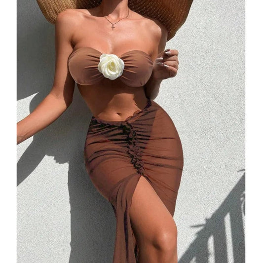 Strój kąpielowy z ozdobną różą i spódnicą