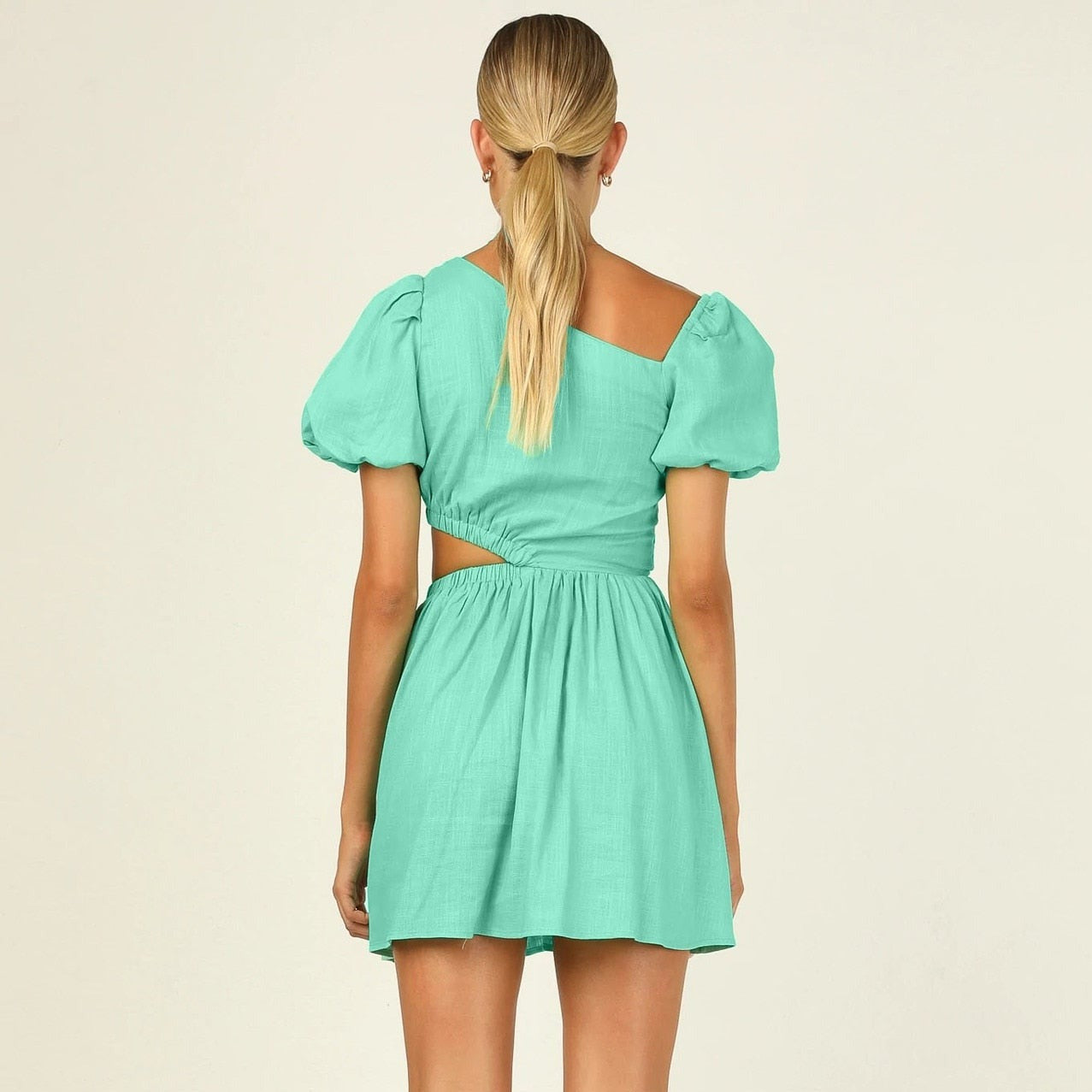 Asymetryczna sukienka letnia mini z bufiastymi rękawami