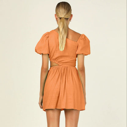 Asymetryczna sukienka letnia mini z bufiastymi rękawami
