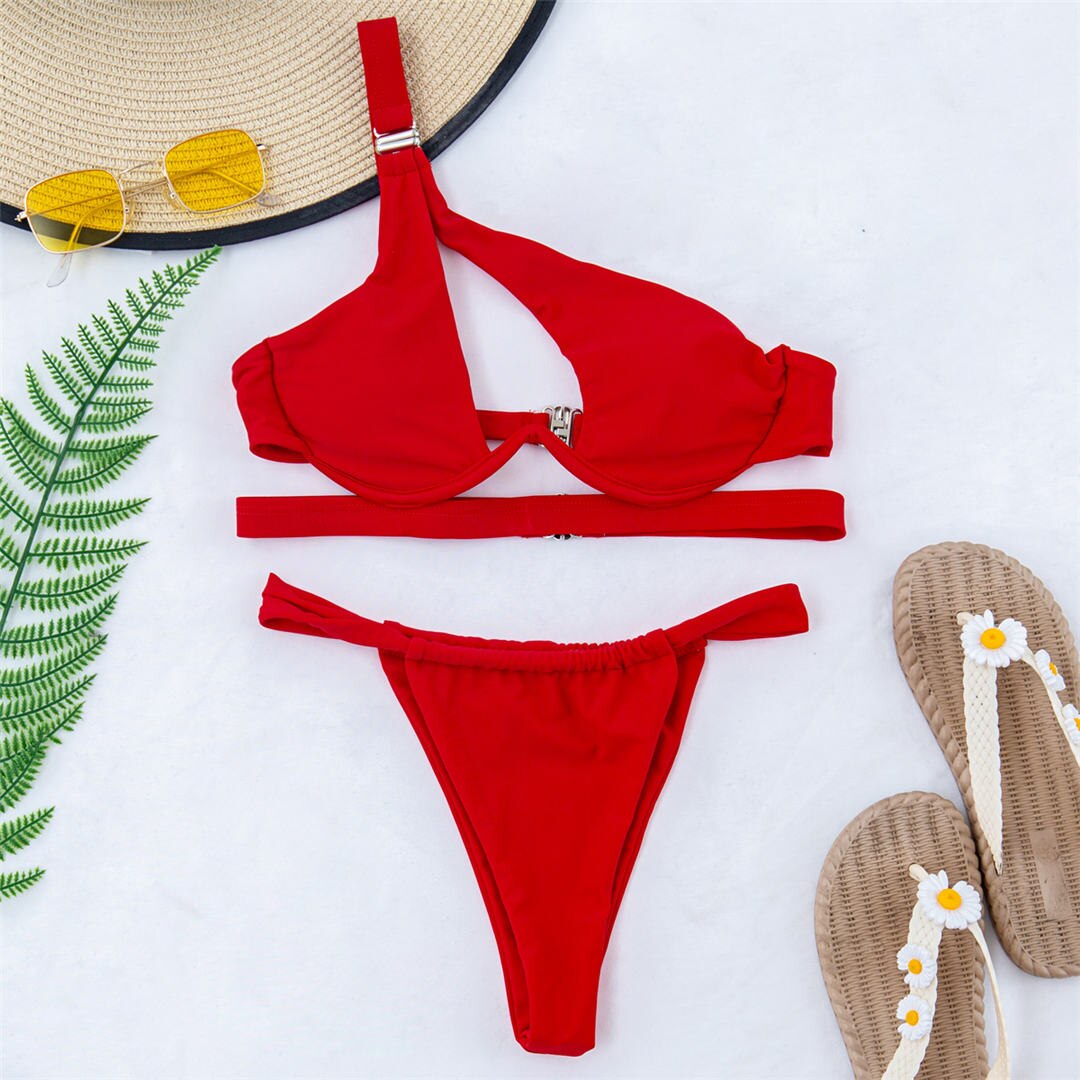 Asymetryczny dwuczęściowy strój kąpielowy bikini z klamrą na ramieniu - Czerwony / S
