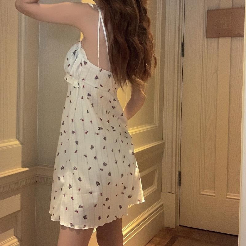 Biała koszula nocna typu babydoll w kwiaty