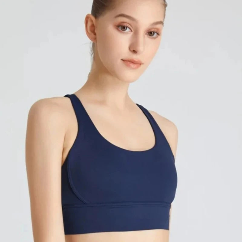 Biustonosz sportowy z ozdobnymi paseczkami