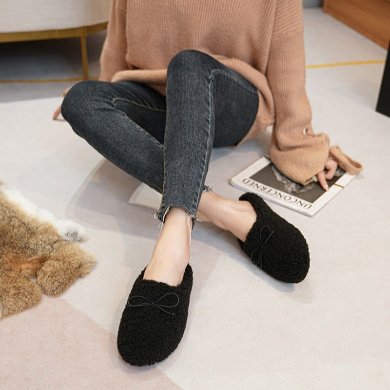 Ciepłe futrzane kapcie z kokardką