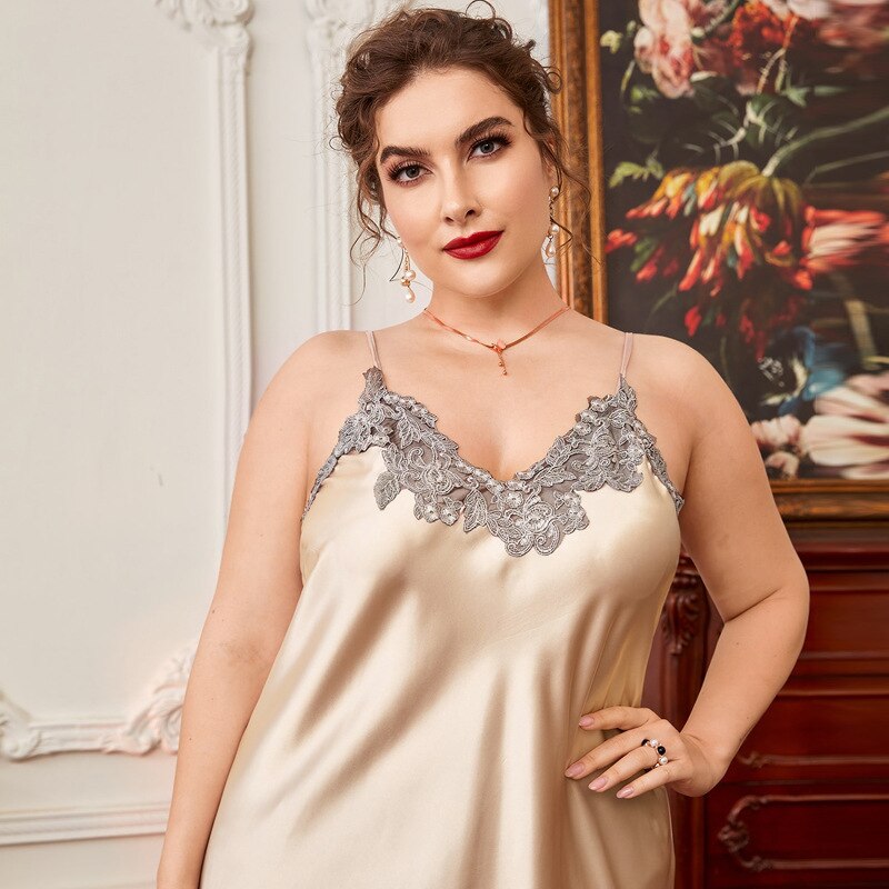 Długa beżowa satynowa koszula nocna plus size