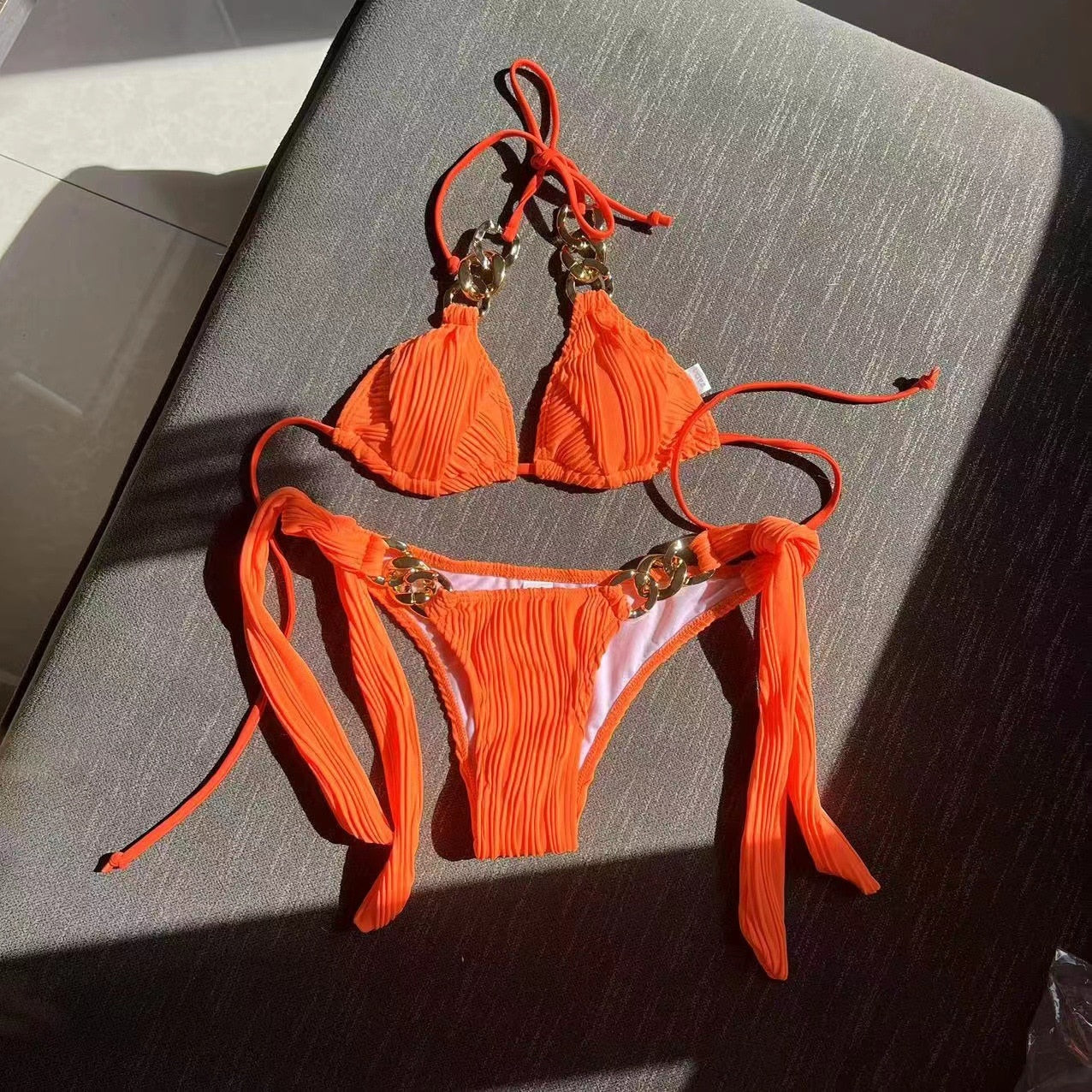Fakturowany dwuczęściowy strój kąpielowy bikini z łańcuchem