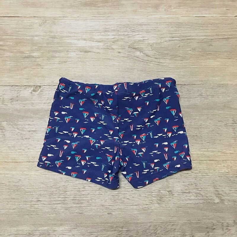 Granatowe kąpielówki w żaglówki dla chłopca