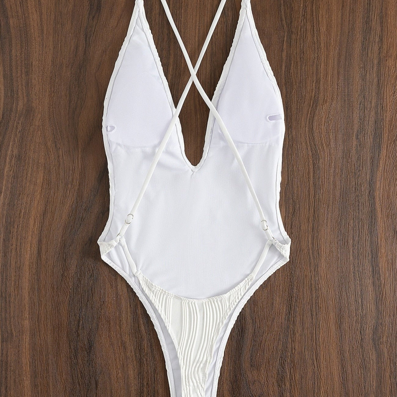 Klasyczny jednoczęściowy kostium kąpielowy z odkrytymi plecami