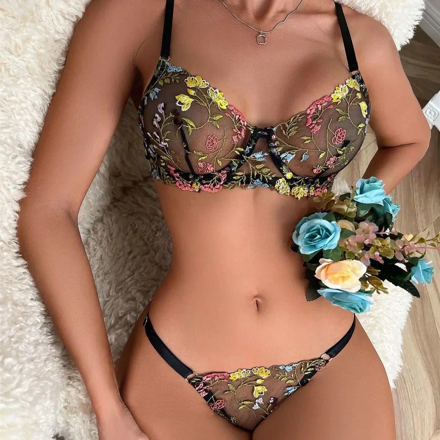 Komplet bielizny siateczkowej z kwiatowym haftem