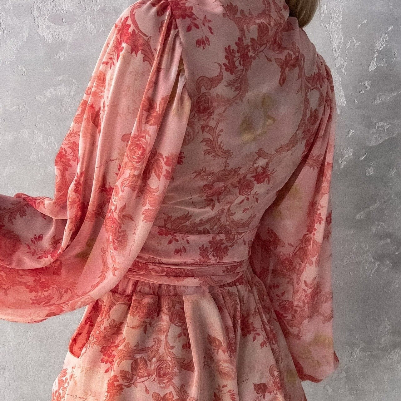 Kopertowy kombinezon z paskiem i długim rękawem