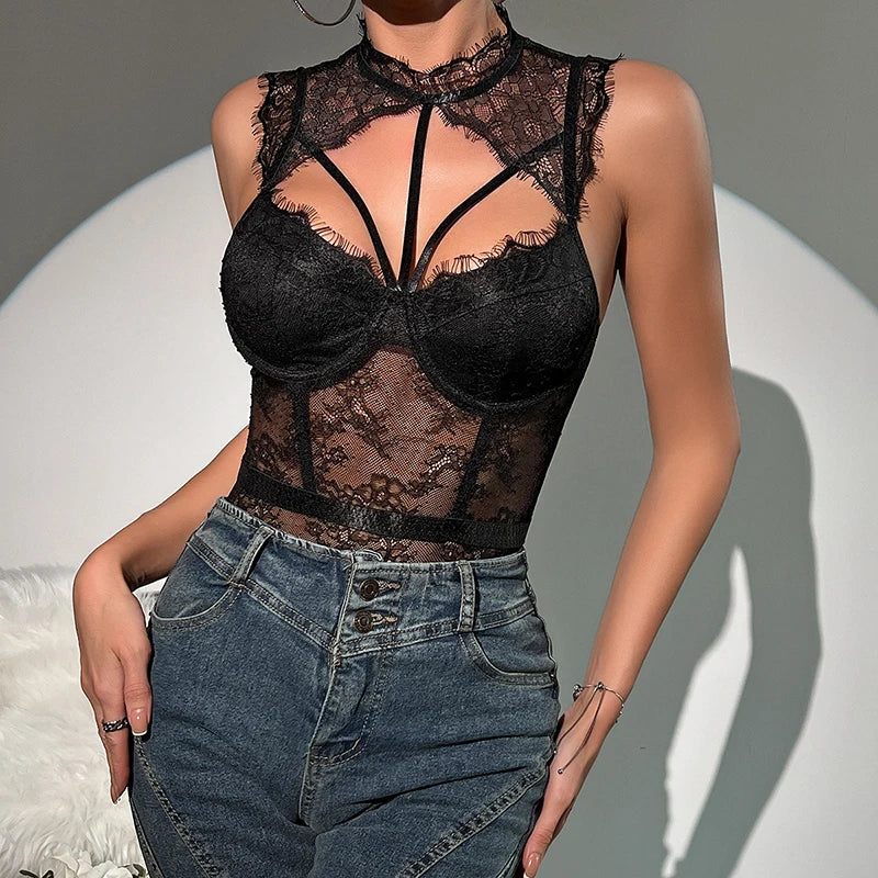 Koronkowe body z ozdobnymi paskami i chokerem