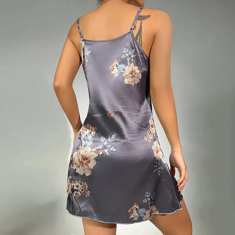 Krótka satynowa koszula nocna z motywem kwiatów