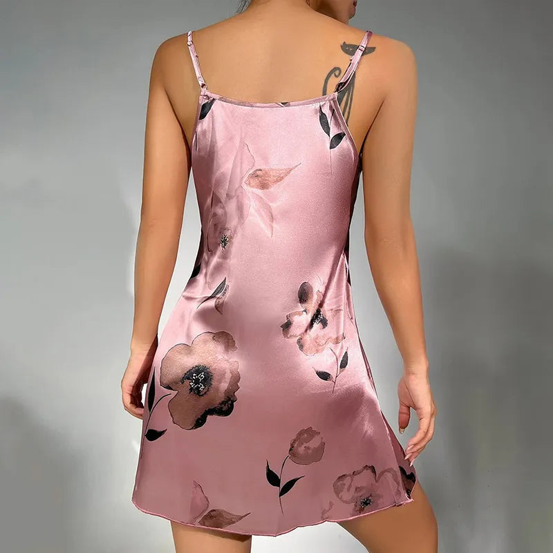 Krótka satynowa koszula nocna z motywem kwiatów