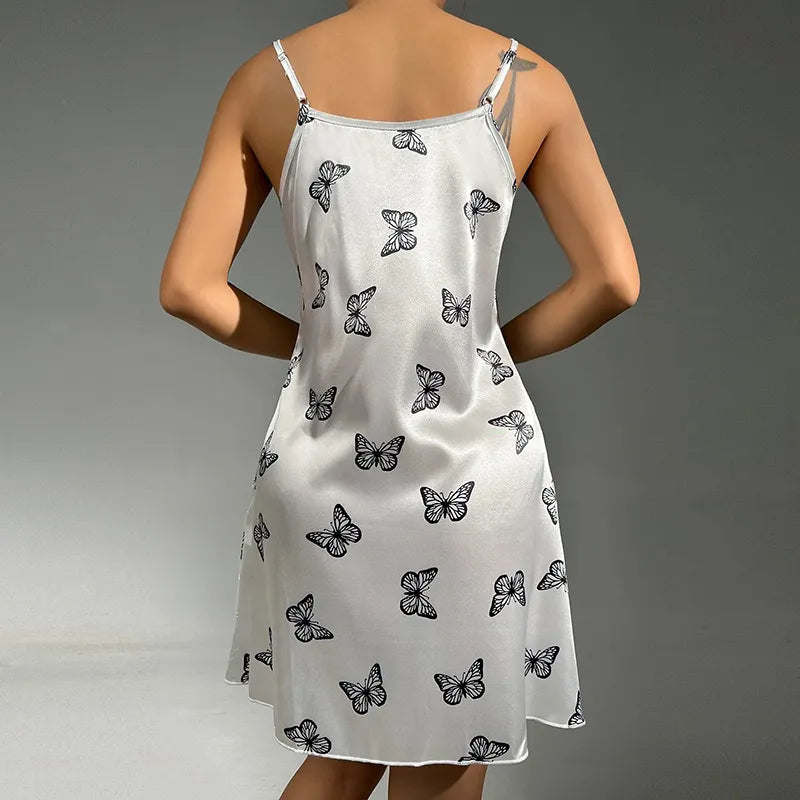 Krótka satynowa koszula nocna z motywem motyli