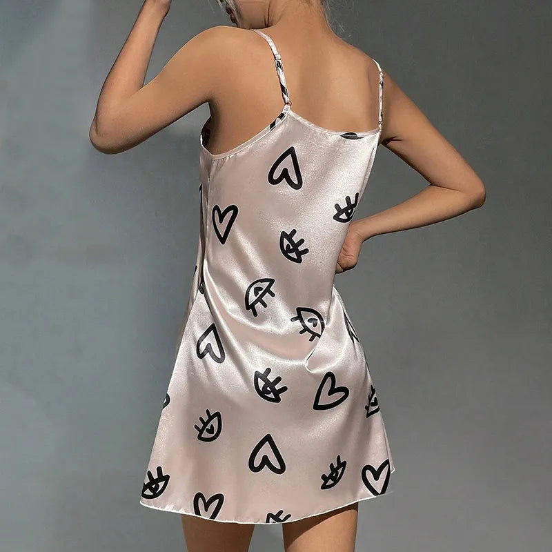 Krótka satynowa koszula nocna z motywem serduszek