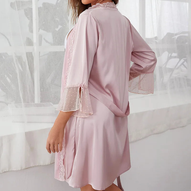 Krótki satynowy szlafrok z koronkowymi detalami