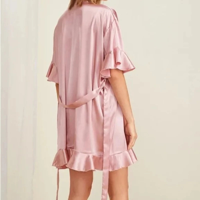 Krótki satynowy szlafrok z ozdobnymi falbankami