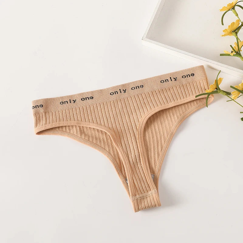 Majtki sportowe stringi z prążkowanego materiału