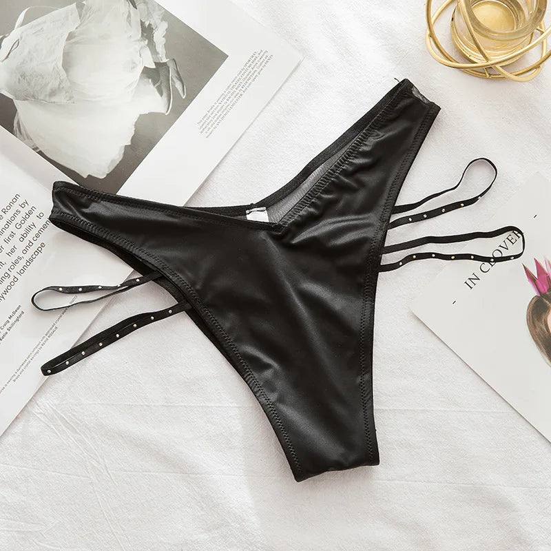 Majtki stringi z ozdobnymi paseczkami i cyrkoniami