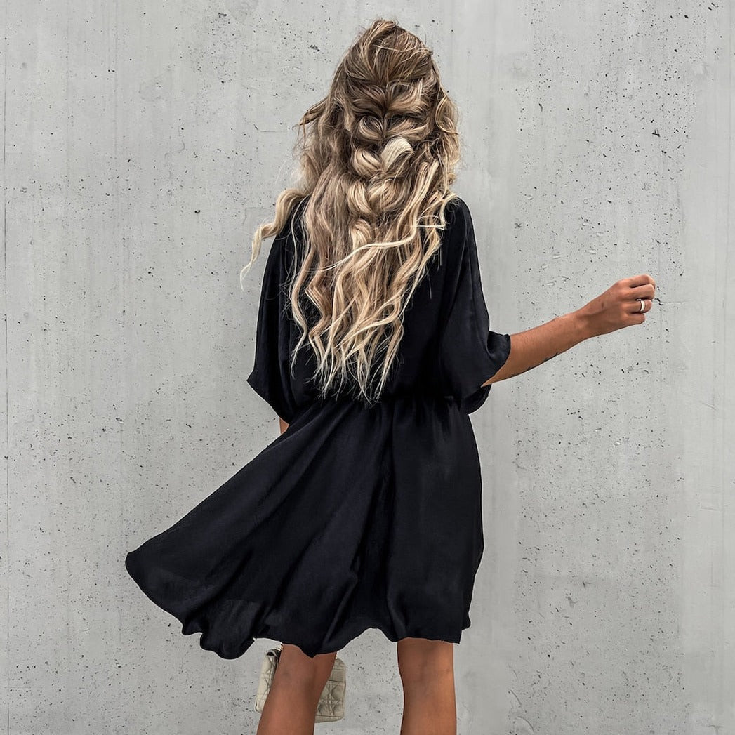 Rozkloszowana sukienka letnia mini z kopertowym dekoltem