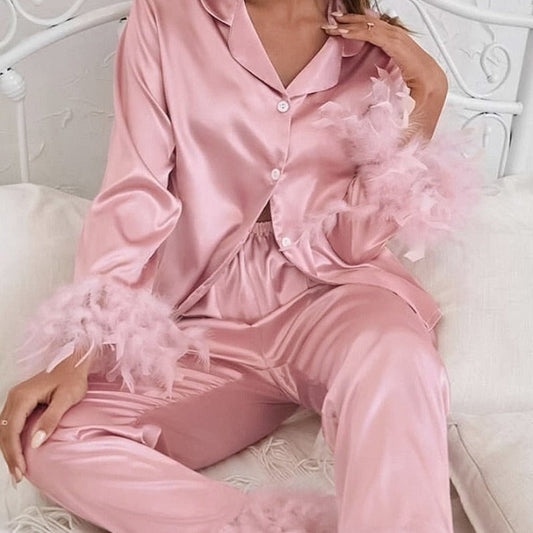 Satynowa piżama damska zdobiona piórkami - Różowy / S