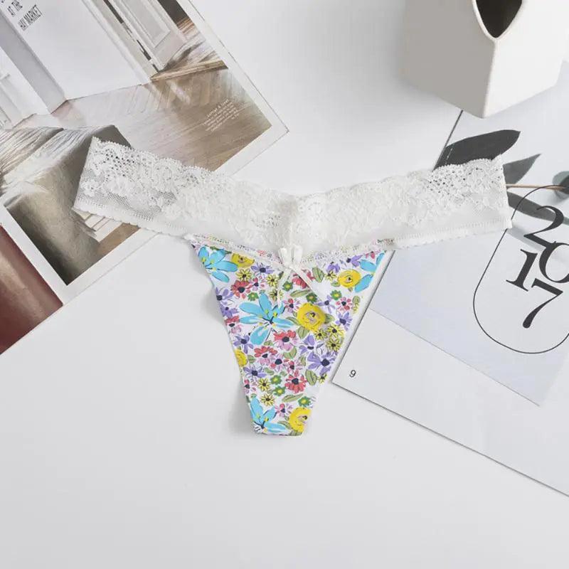 Damskie stringi z koronką i kwiatowym wzorem