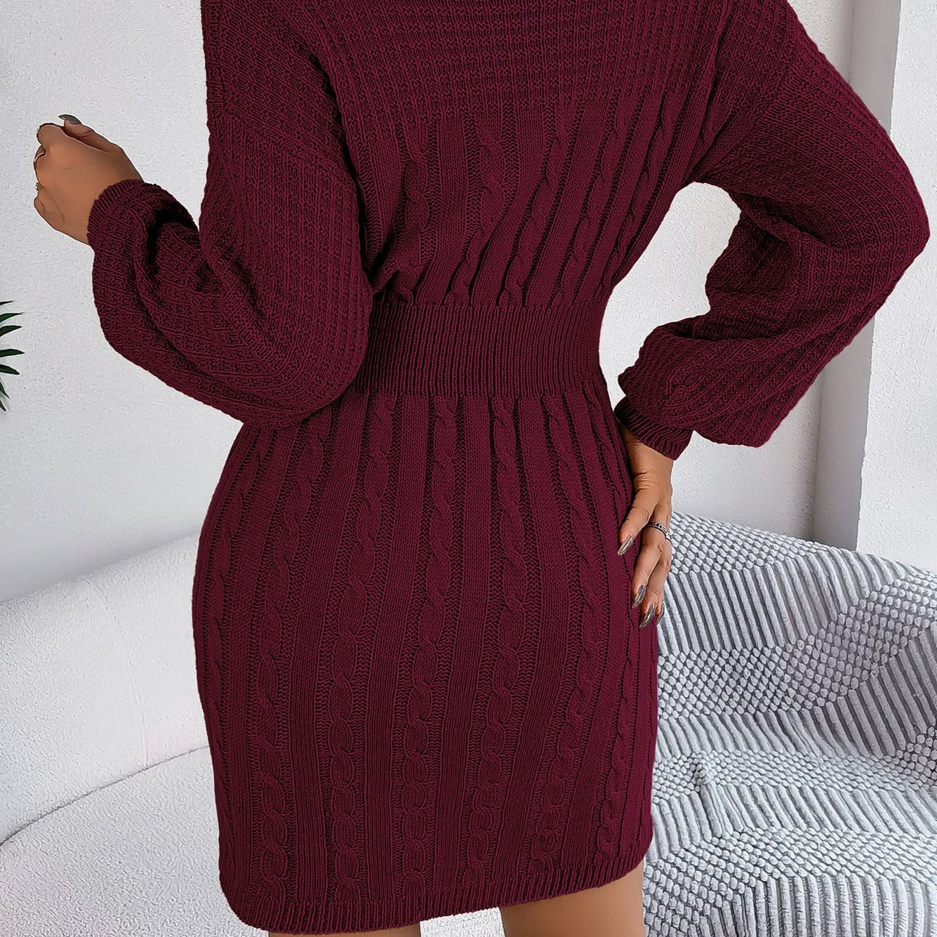 Sukienka dzianinowa mini z wycięciem w dekolcie