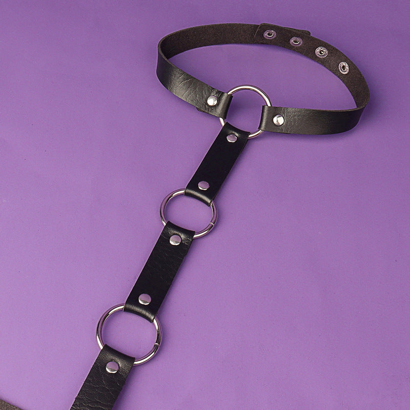 Harness na biust z regulowanymi zapięciami.