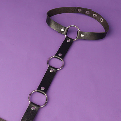 Harness na biust z regulowanymi zapięciami.