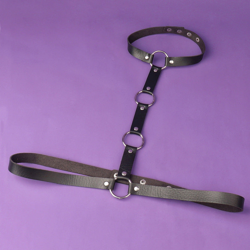 Harness na biust z regulowanymi zapięciami.
