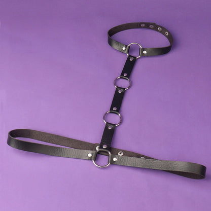 Harness na biust z regulowanymi zapięciami.
