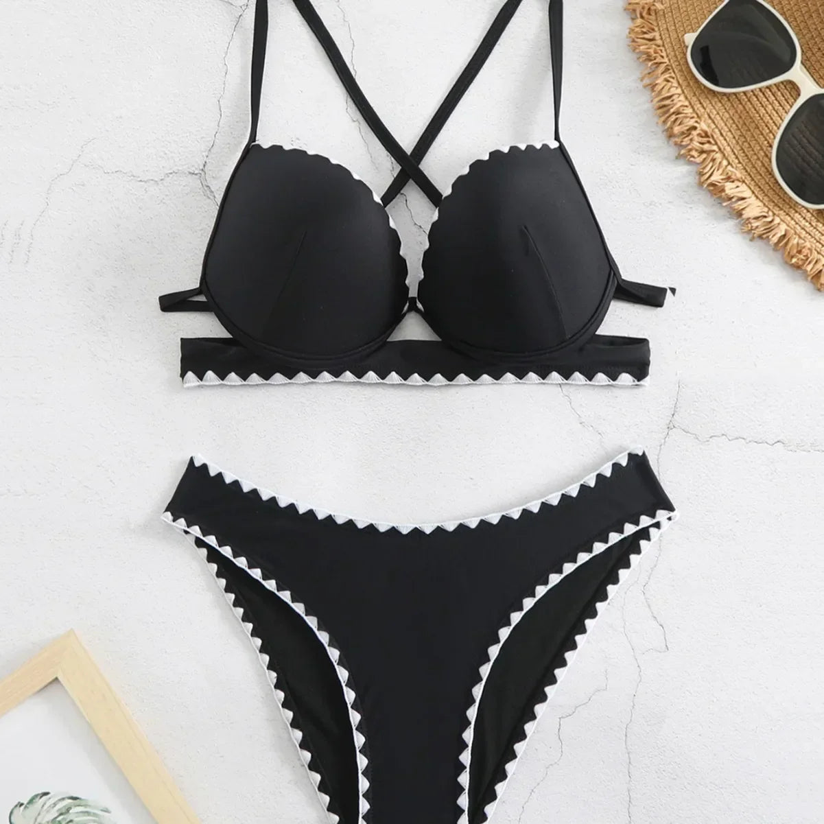Bikini z ramiączkami w kształcie krzyża