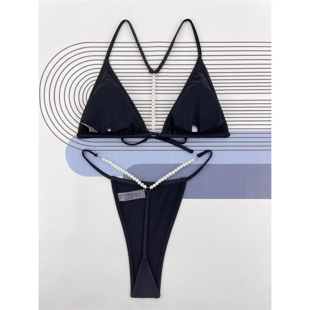 Bikini z dekoracyjnymi perłami na plecach