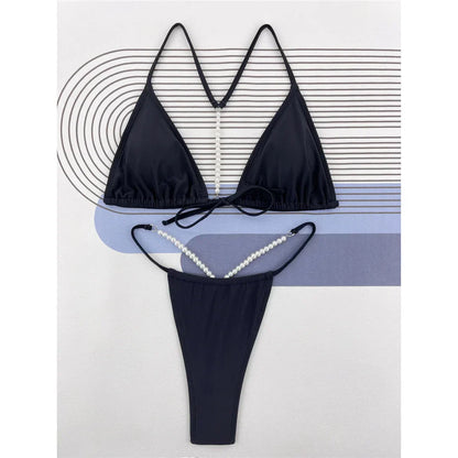 Bikini z dekoracyjnymi perłami na plecach