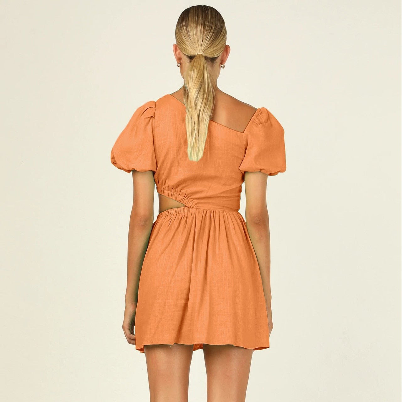 Asymetryczna sukienka letnia mini z bufiastymi rękawami Winslet