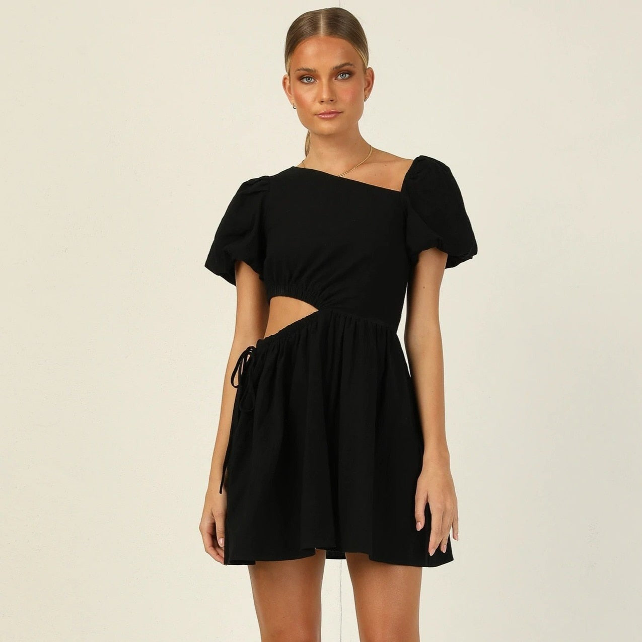 Asymetryczna sukienka letnia mini z bufiastymi rękawami Winslet - Czarny / S