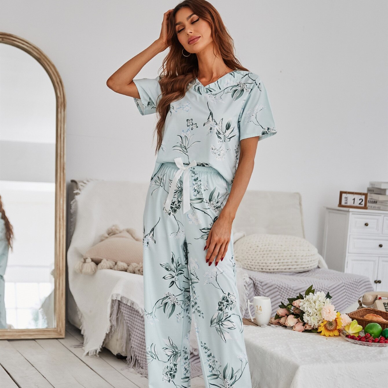 Długa piżama damska we wzór kwiatów z kokardką Delilah - Niebieski / XL