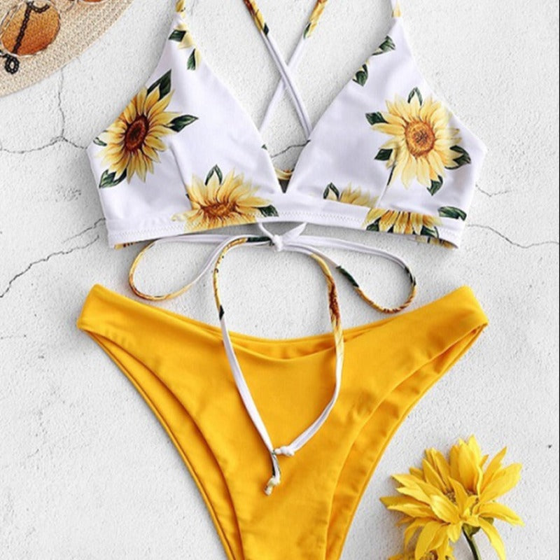 Dwuczęściowy strój kąpielowy bikini w kwiaty i gładkimi majtkami Patty - Żółty / S