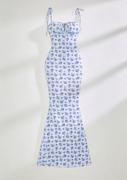 Dopasowana sukienka letnia maxi w drobne kwiaty