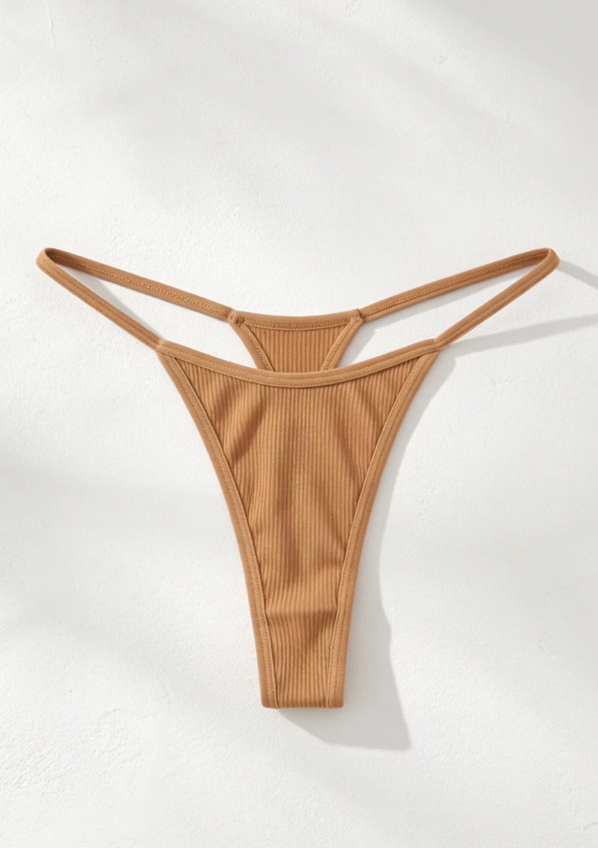 Prążkowane stringi z nowoczesnym designem