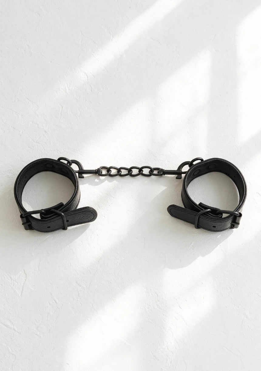 Kajdanki z regulowanymi paskami i metalowymi łańcuszkami