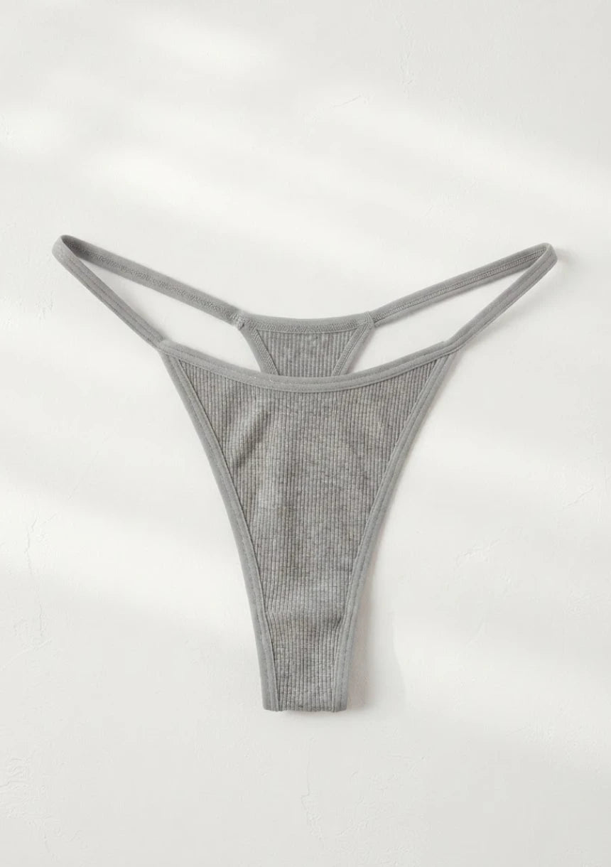 Prążkowane stringi z nowoczesnym designem