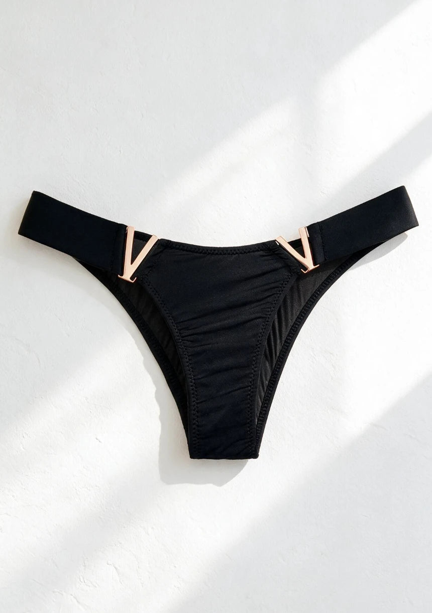 Figi z metalowymi detalami w kolorze różowego złota.