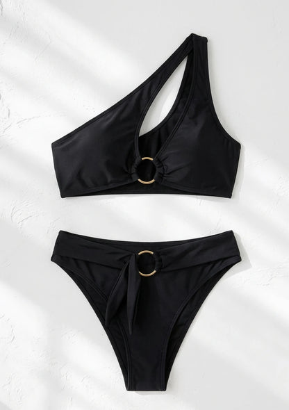 Czarny dwuczęściowy strój kąpielowy bikini z asymetrycznym krojem