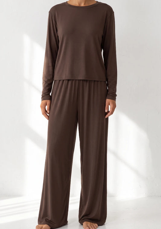 Długi brązowy komplet odzieży domowej z szerokimi nogawkami